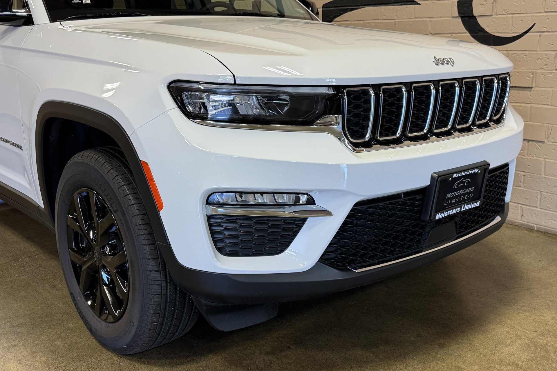 Used 2023 Jeep Grand Cherokee Limited AWD/4WD image 15