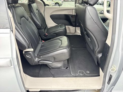 Used 2024 Chrysler Pacifica Touring-L FWD image 26