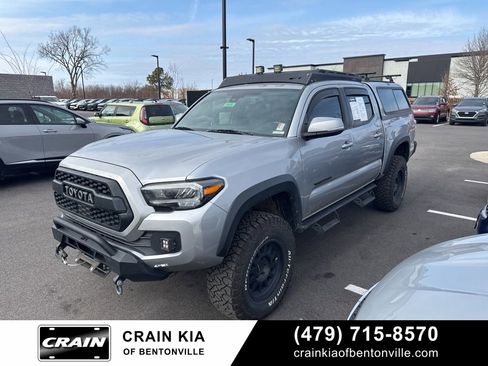 Used 2021 Toyota Tacoma TRD Off-Road image 2
