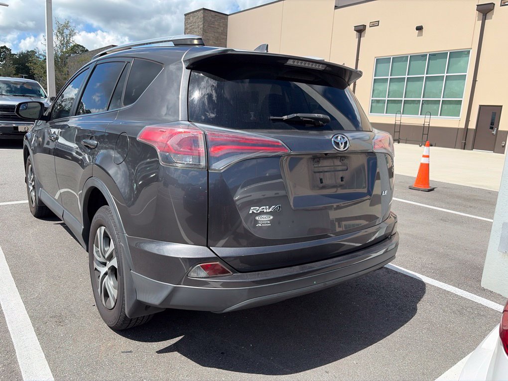 Used 2018 Toyota RAV4 LE FWD image 3