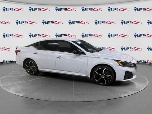 Used 2023 Nissan Altima 2.5 SR image 2