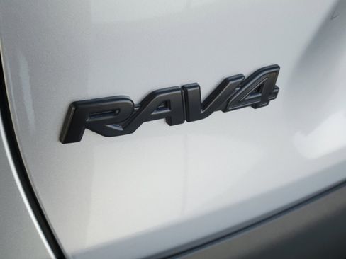 Used 2022 Toyota RAV4 XLE Premium image 5