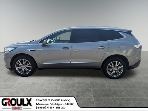 Used 2023 Buick Enclave Essence w/ Sport Touring Edition AWD/4WD image 3