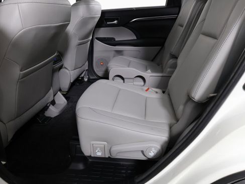 Used 2015 Toyota Highlander Limited image 18