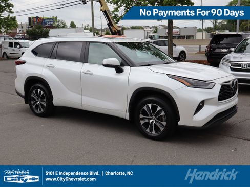Used 2024 Toyota Highlander XLE AWD/4WD image 1