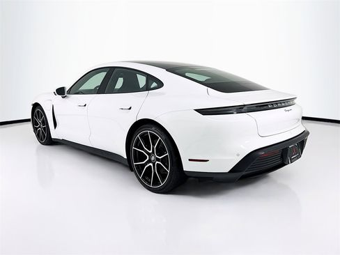 Used 2024 Porsche Taycan image 3