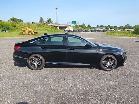 Used 2022 Honda Accord Touring image 2