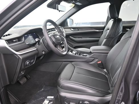 New 2025 Jeep Grand Cherokee Limited w/ Luxury Tech Group II image 17