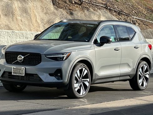 New 2025 Volvo XC40 B5 Plus w/ Climate Package image 8