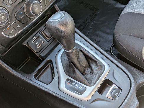 Used 2014 Jeep Cherokee Latitude FWD image 23