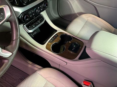 Used 2022 GMC Acadia SLE FWD image 18