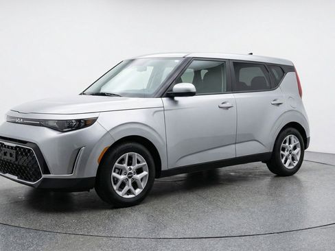 Used 2025 Kia Soul LX w/ LX Technology Package FWD image 3
