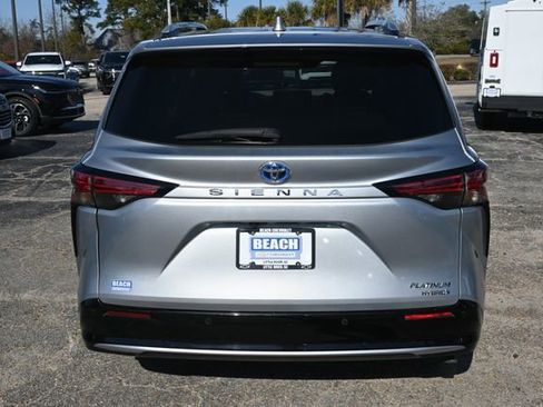 Used 2021 Toyota Sienna Platinum image 4