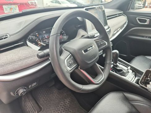 Used 2025 Jeep Compass Latitude w/ Sun & Sound Group AWD/4WD image 7