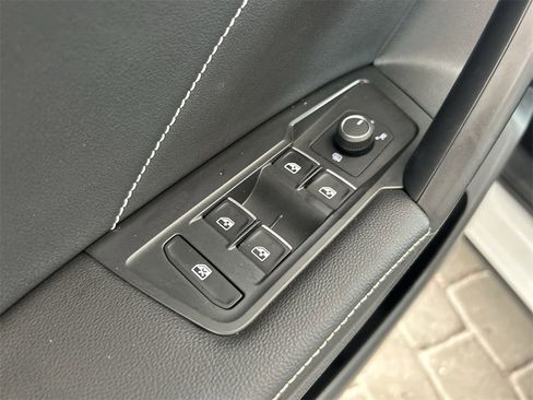 Certified 2022 Volkswagen Tiguan SE image 11