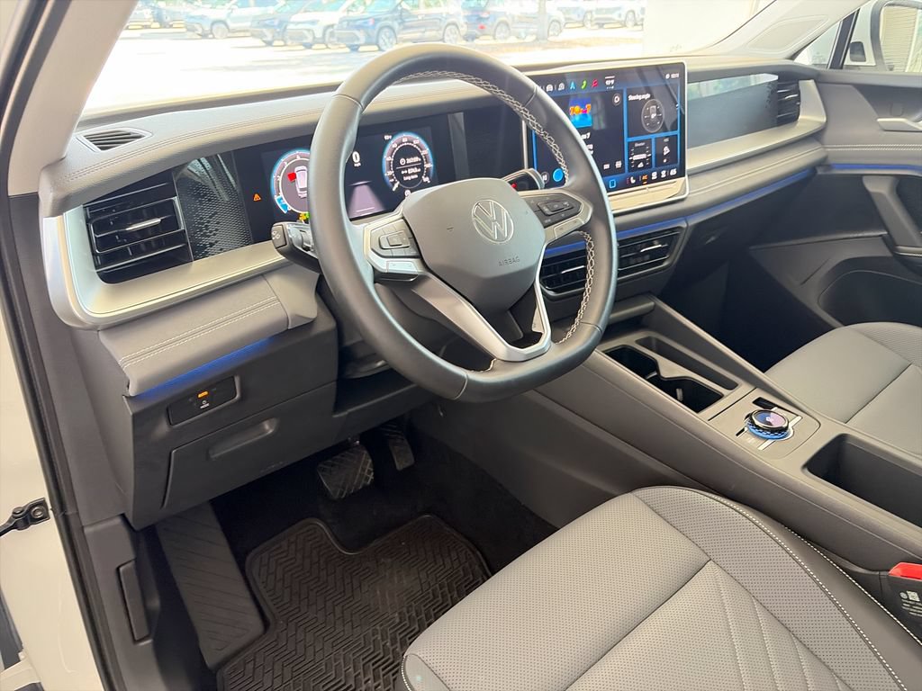 Certified 2025 Volkswagen Tiguan SE AWD/4WD image 14
