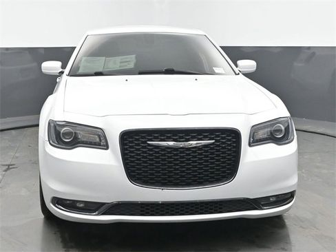Used 2019 Chrysler 300 S image 8