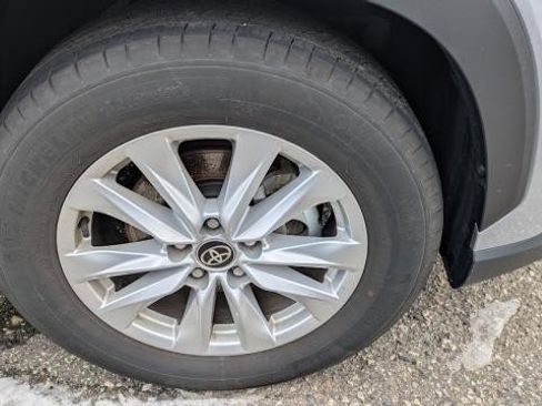 Used 2025 Toyota Corolla Cross LE image 24