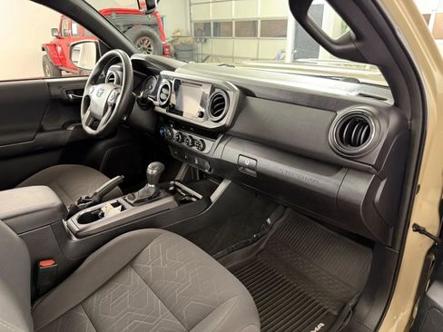 Used 2017 Toyota Tacoma TRD Sport w/ Tow Package (A/T) AWD/4WD image 34
