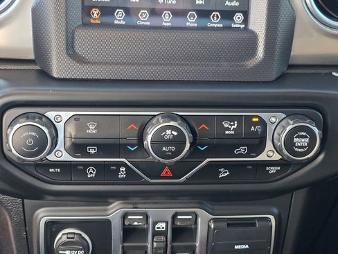 Used 2020 Jeep Wrangler Unlimited Sahara image 23