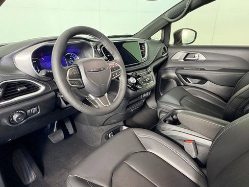 Used 2025 Chrysler Pacifica Select FWD image 23