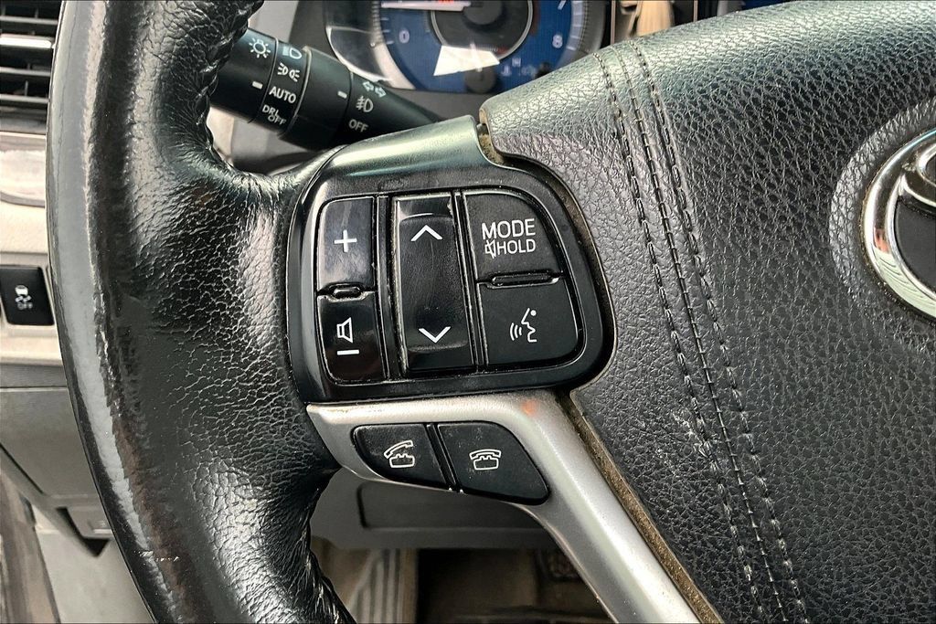 Used 2015 Toyota Sienna XLE FWD image 11