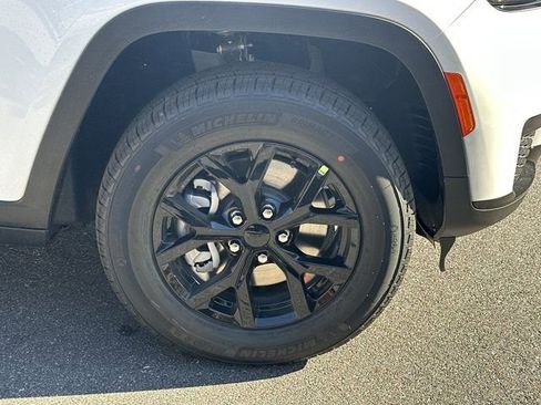New 2025 Jeep Grand Cherokee L Altitude image 12