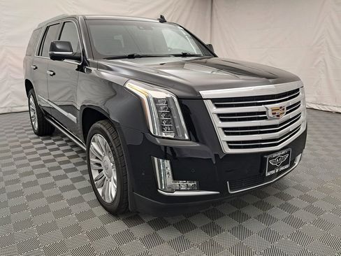 Used 2019 Cadillac Escalade Platinum image 2