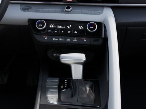 Used 2025 Hyundai Elantra Limited image 18