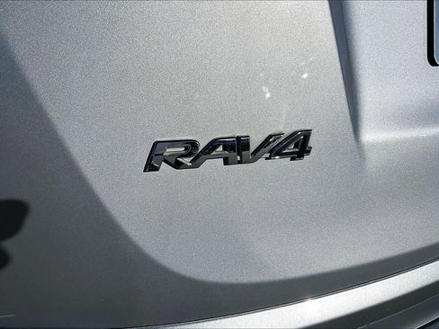 Used 2017 Toyota RAV4 LE image 9