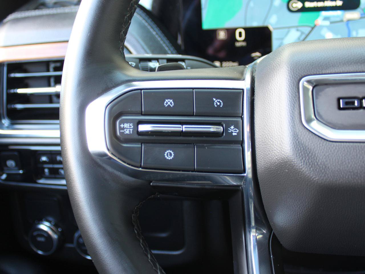 Used 2025 GMC Yukon Denali RWD image 19