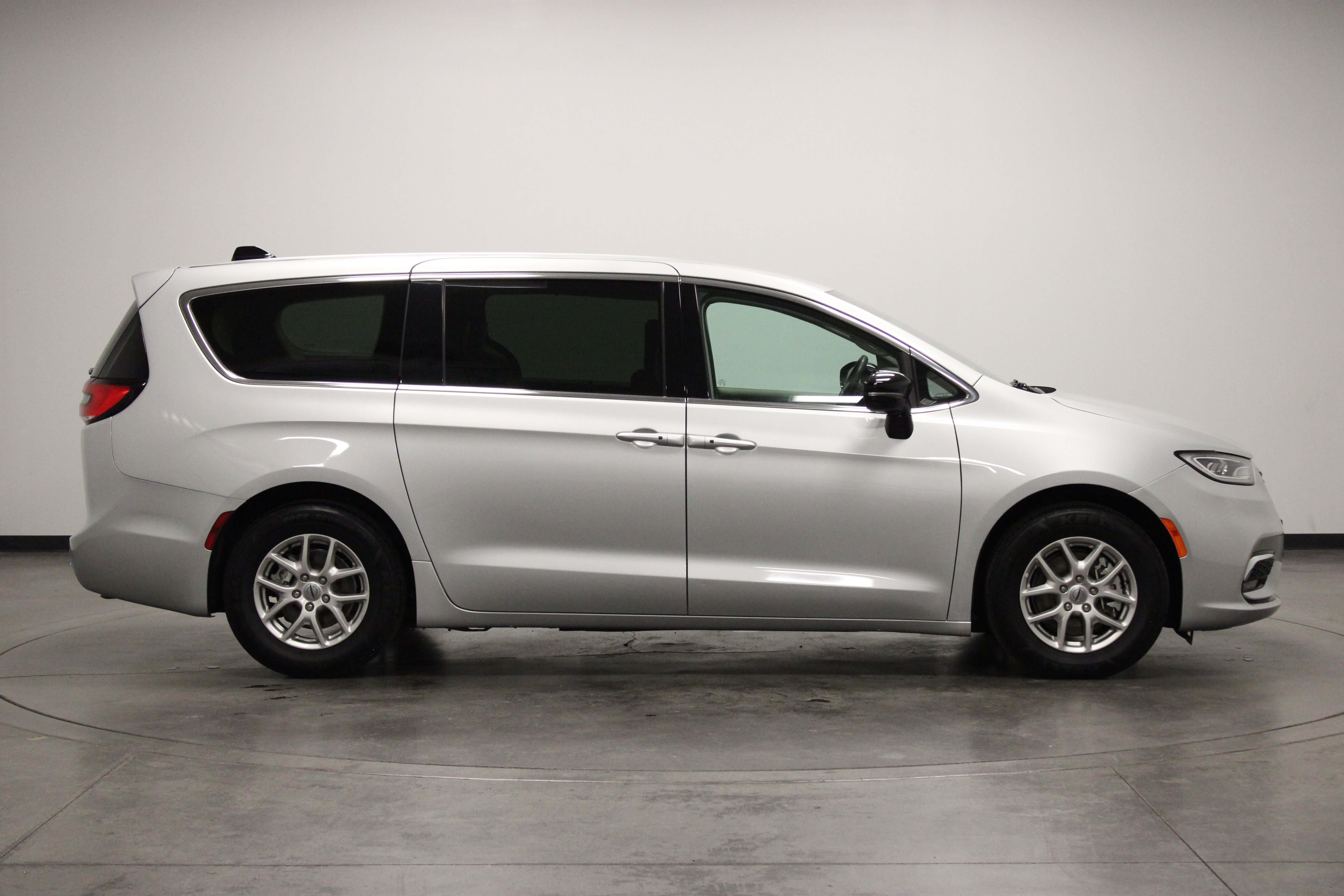 Used 2024 Chrysler Pacifica Touring-L FWD image 9