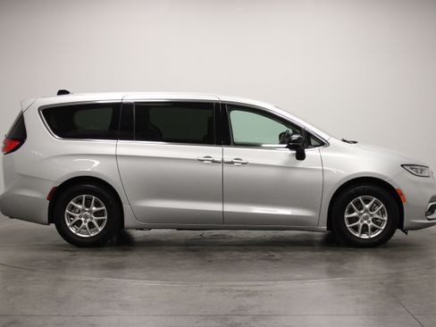 Used 2024 Chrysler Pacifica Touring-L FWD image 9