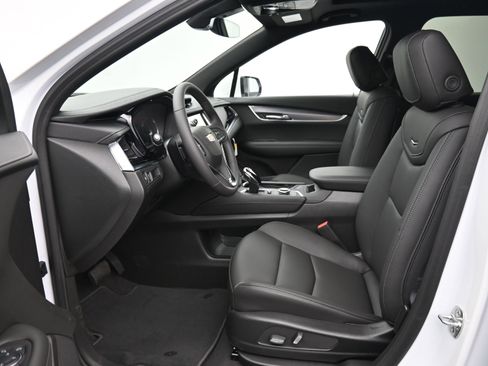 New 2025 Cadillac XT6 Luxury image 11