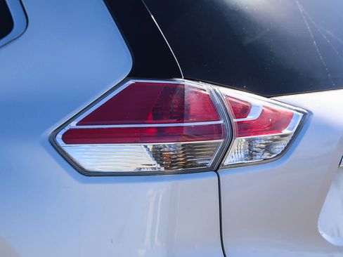 Used 2016 Nissan Rogue SV FWD image 9