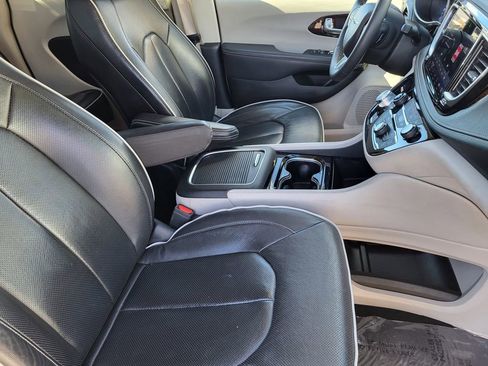 Used 2023 Chrysler Pacifica Limited image 11