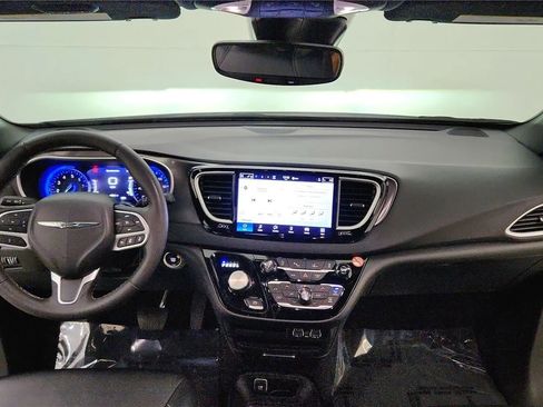 Used 2025 Chrysler Pacifica Select image 36