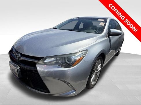 Used 2015 Toyota Camry SE FWD image 1