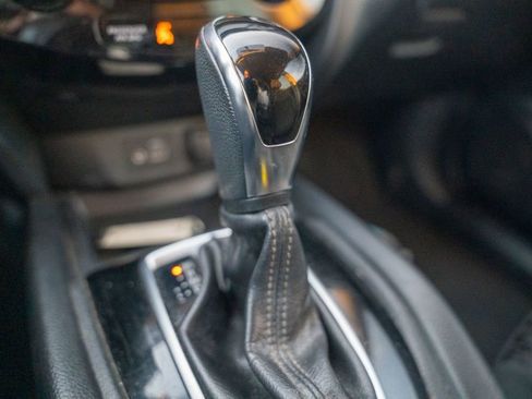 Used 2018 Nissan Rogue SV image 27