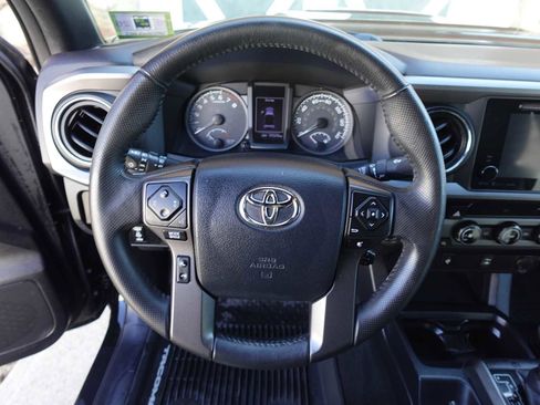 Used 2017 Toyota Tacoma TRD Sport w/ Tow Package (A/T) image 16