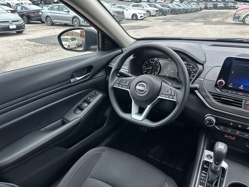 Used 2025 Nissan Altima 2.5 SV image 33