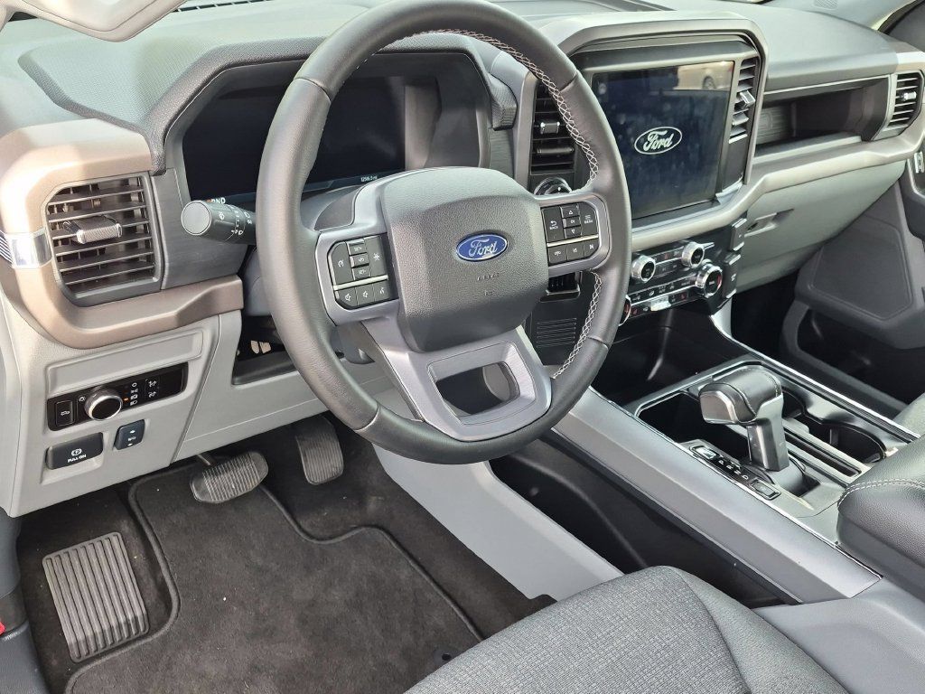 Used 2025 Ford F150 Lightning XLT AWD/4WD image 12