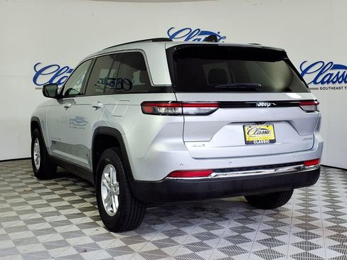 Used 2023 Jeep Grand Cherokee Laredo AWD/4WD image 2