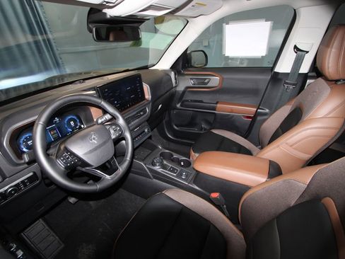 Used 2025 Ford Bronco Sport Outer Banks w/ Outer Banks Tech Package+ AWD/4WD image 2