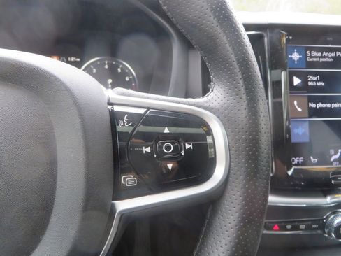 Used 2018 Volvo XC60 T6 Momentum w/ Convenience Package image 17