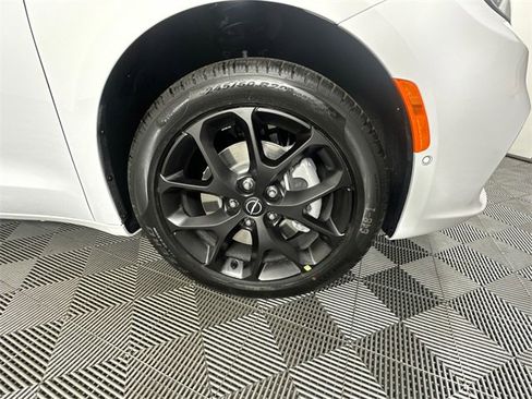 New 2026 Chrysler Pacifica Limited w/ S Appearance Package image 4