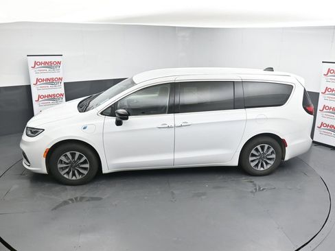 Used 2024 Chrysler Pacifica Limited FWD image 13