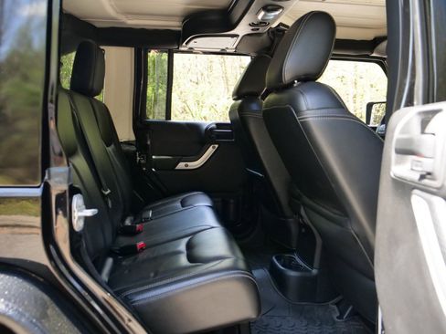 Used 2015 Jeep Wrangler Unlimited Sahara w/ Connectivity Group AWD/4WD image 37