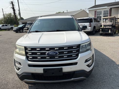 Used 2017 Ford Explorer XLT w/ Equipment Group 202A FWD image 4
