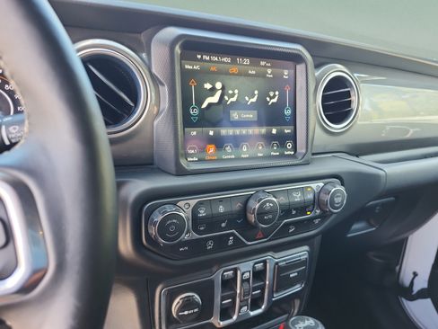 Used 2018 Jeep Wrangler Unlimited Sahara AWD/4WD image 11
